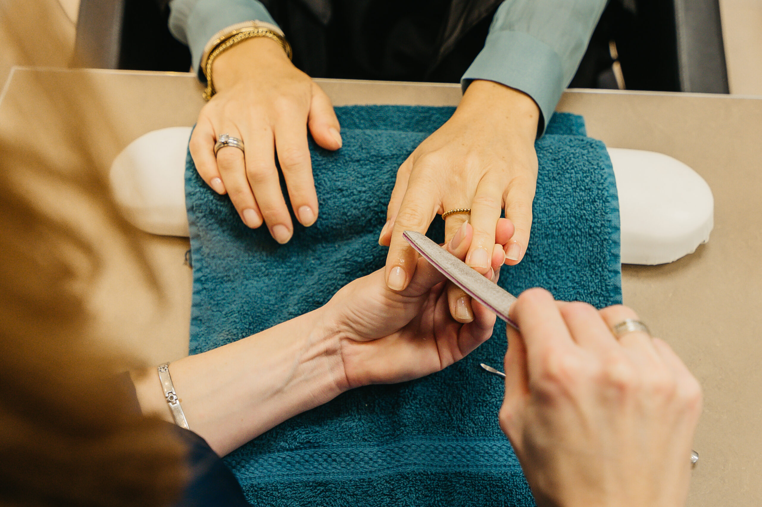 Nagels die worden gevijld bij Feel Good Hair and Beauty