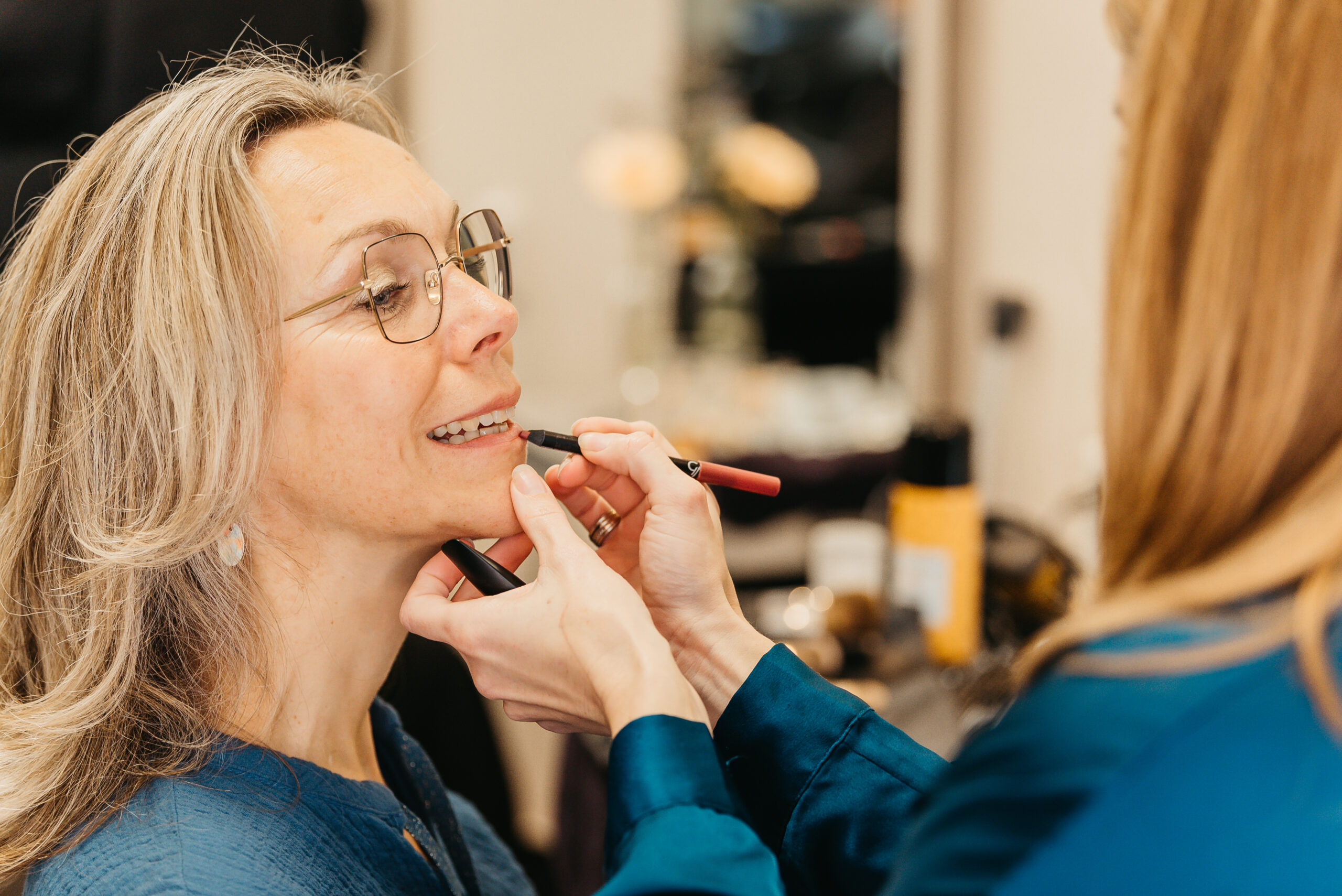 Foto waar een vrouw lippenstift op krijgt