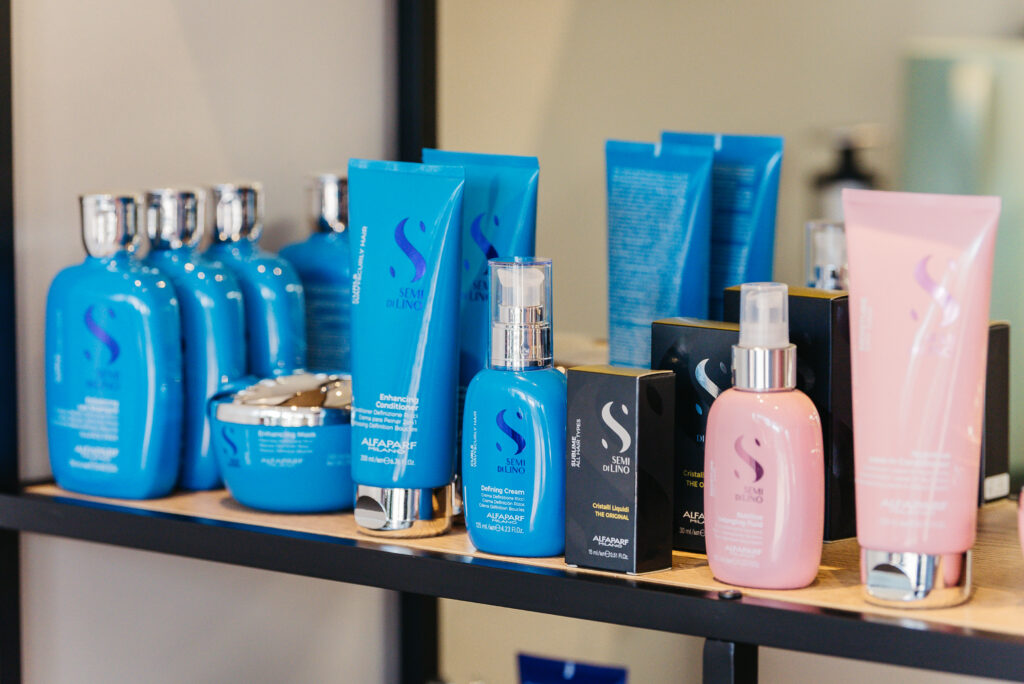 Tijdschrift lezen bij de kapper