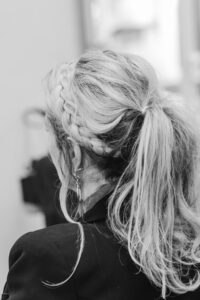 Foto van een model die een Infinity braids draagt