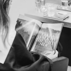 Tijdschrift lezen bij de kapper