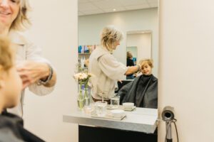 Tijdschrift lezen bij de kapper