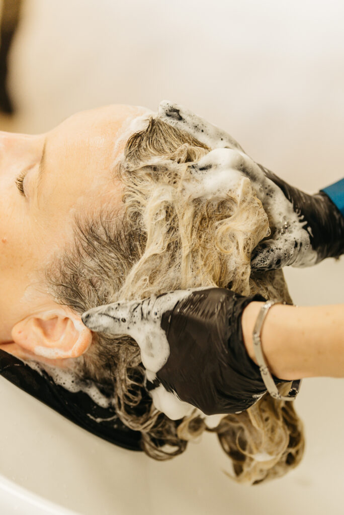 Hoofdmassage tijdens het haren wassen