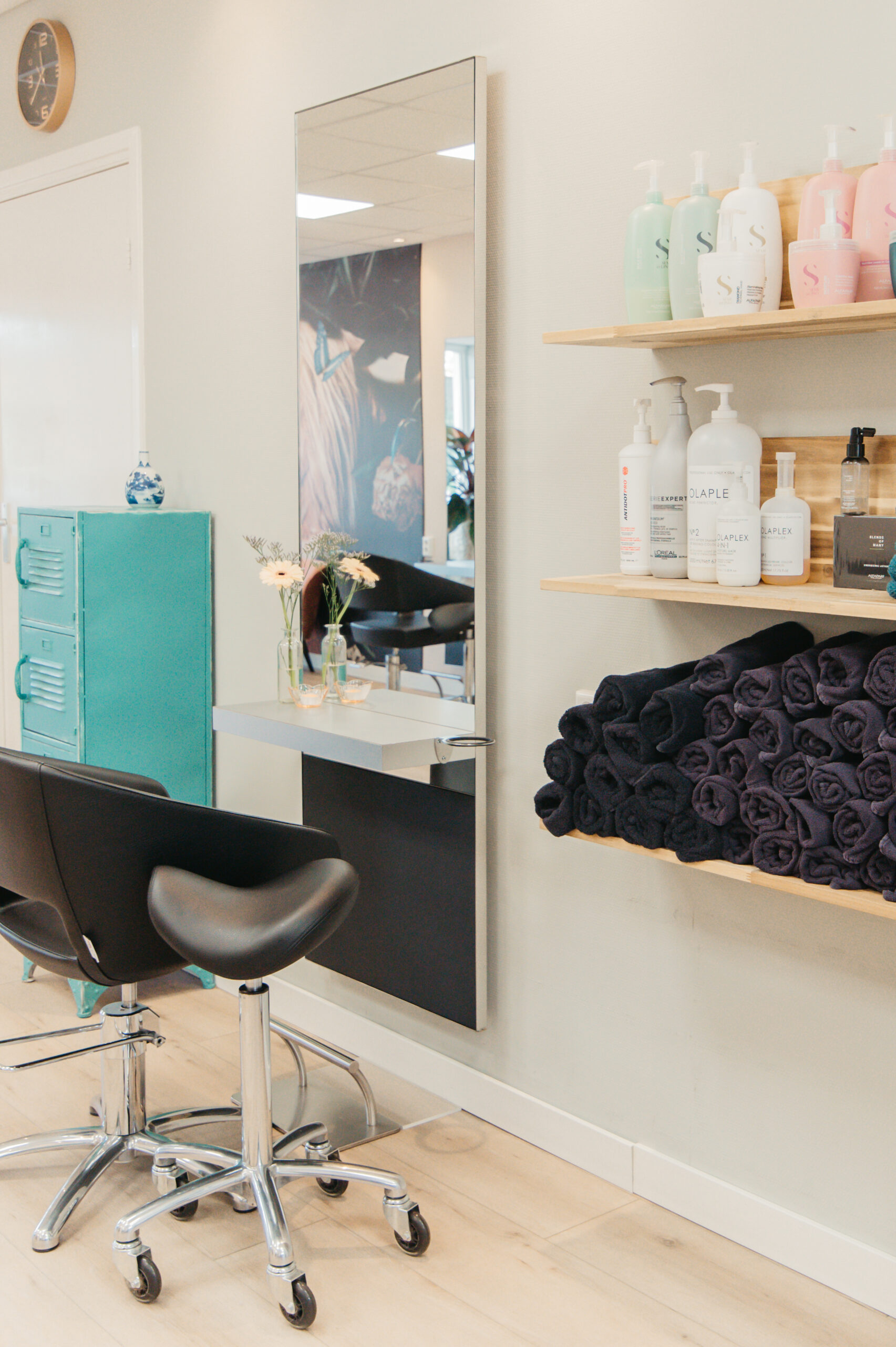 Kappersstoel met handdoeken, een spiegel en andere accessories