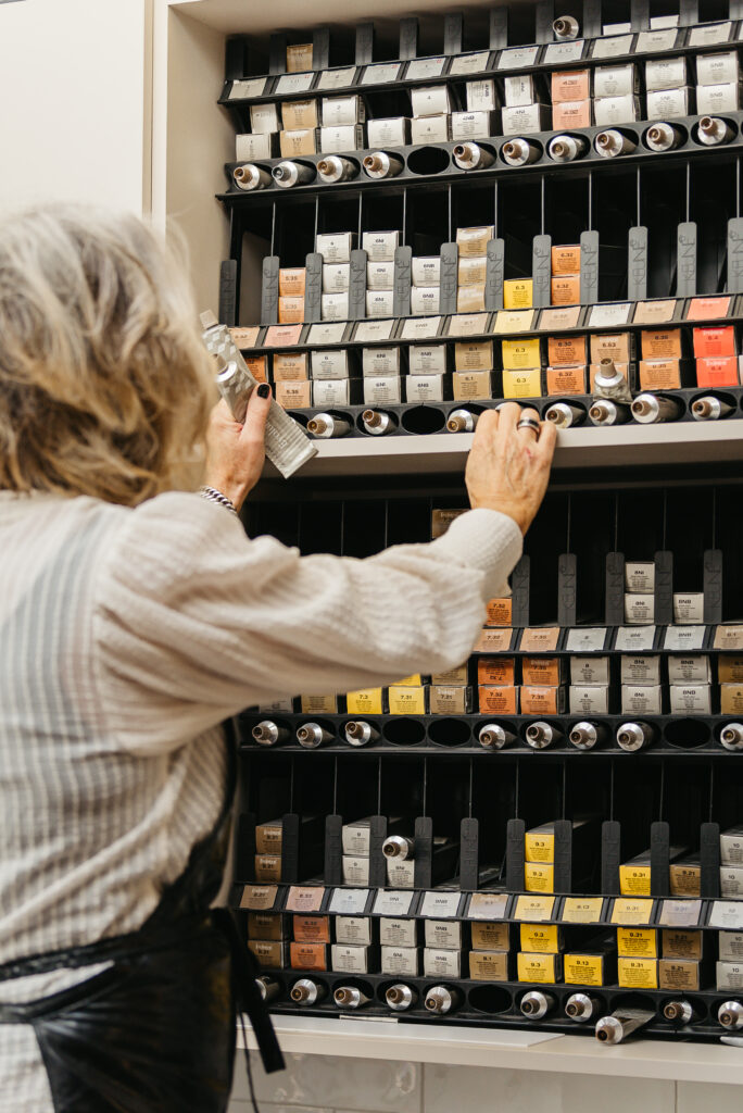 Tijdschrift lezen bij de kapper