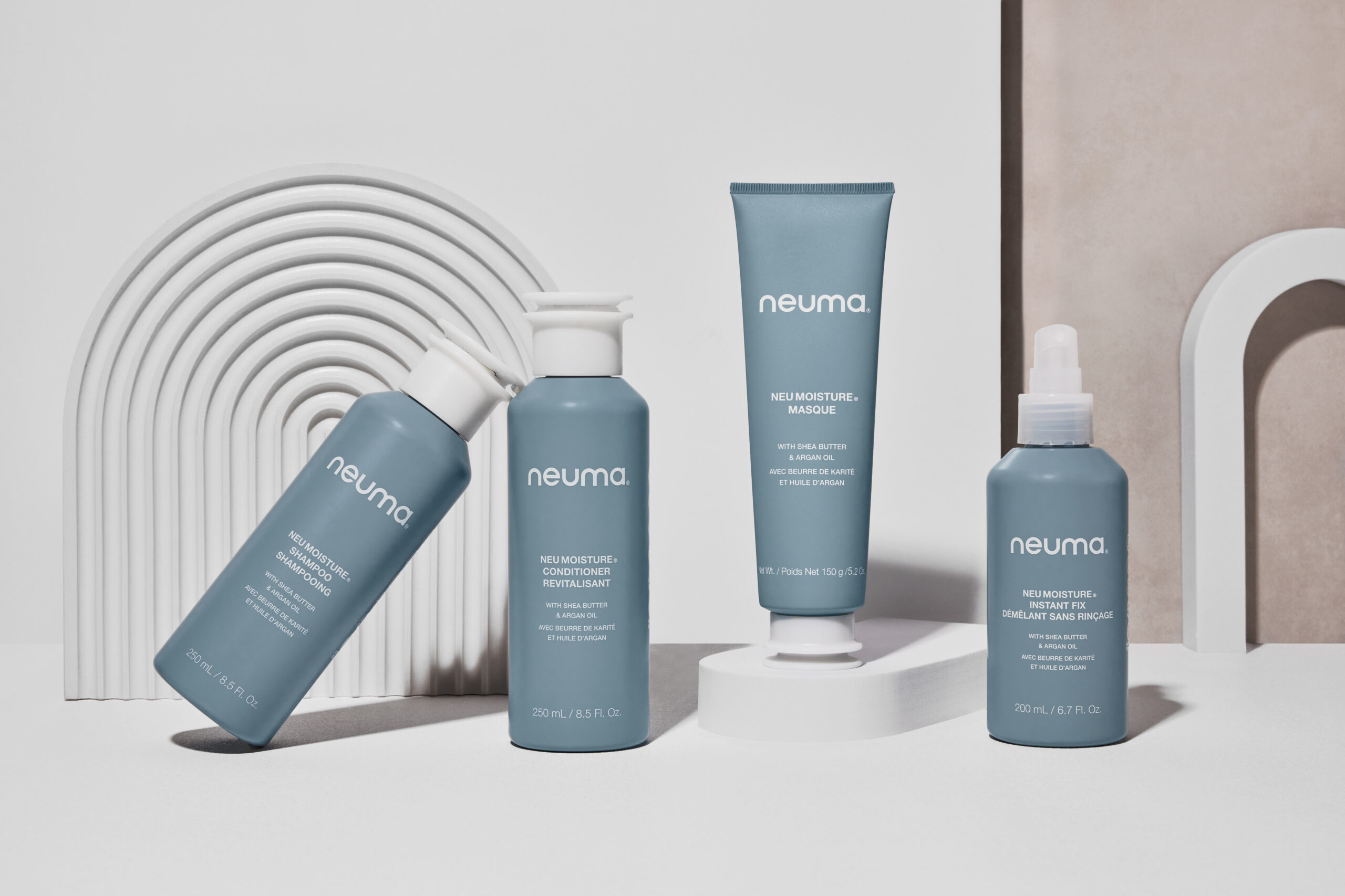 Neuma Moisture Een foto met 4 Neuma Moisture producten met een gestyleerde achtergrond